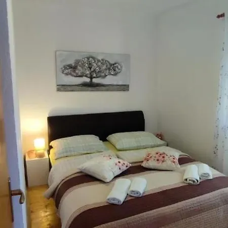 House Bonaca * Smrdelje
