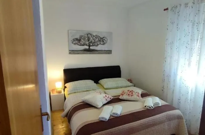 House Bonaca * Smrdelje